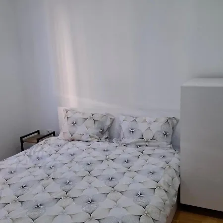 Sarah - Apartment *